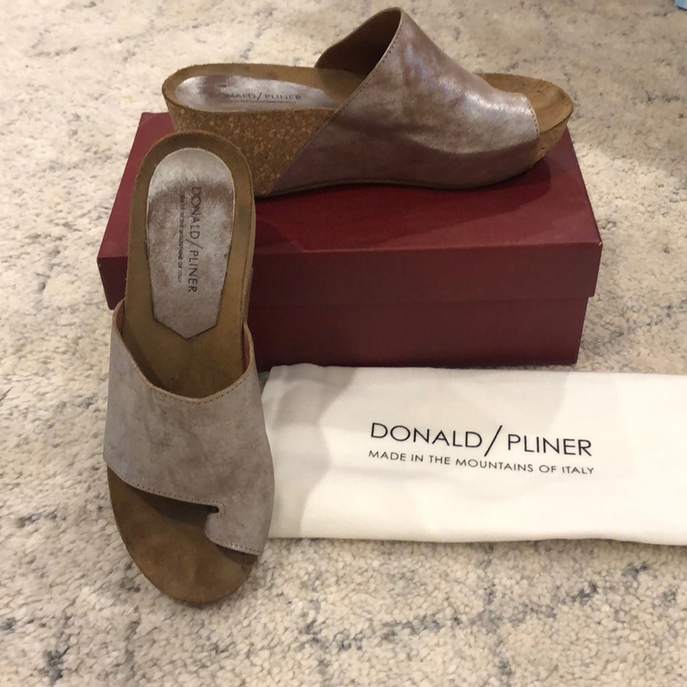 Donald Pliner Ginie wedge. Size 8.